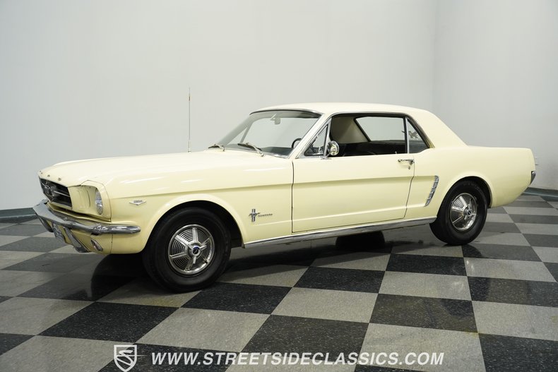 Ford-Mustang-1965-Phoenician-Yellow-Black-5