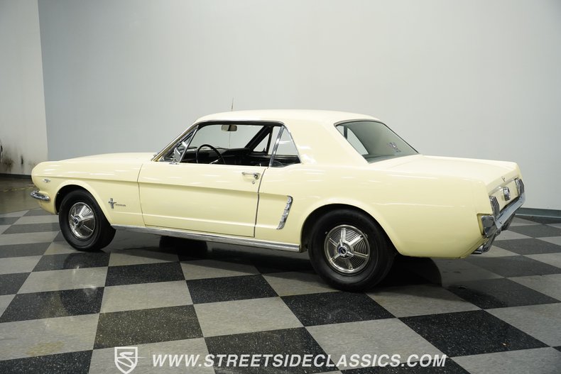 Ford-Mustang-1965-Phoenician-Yellow-Black-7
