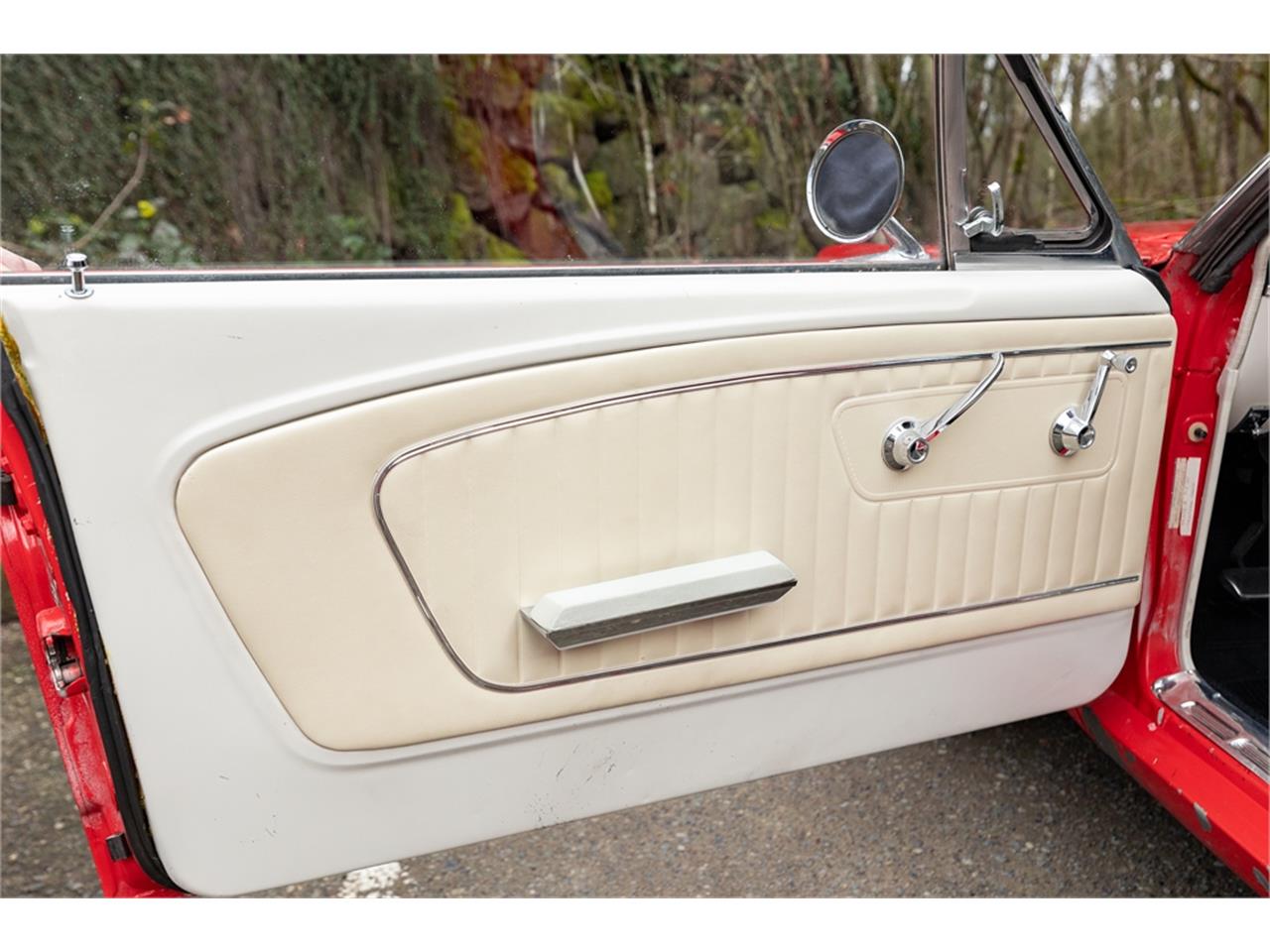 Ford-Mustang-1965-Poppy-Red-White-22