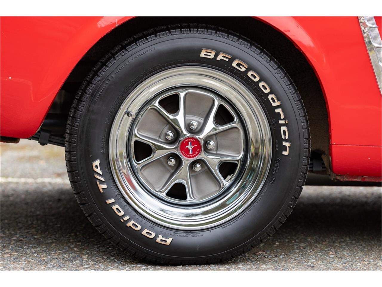 Ford-Mustang-1965-Poppy-Red-White-23