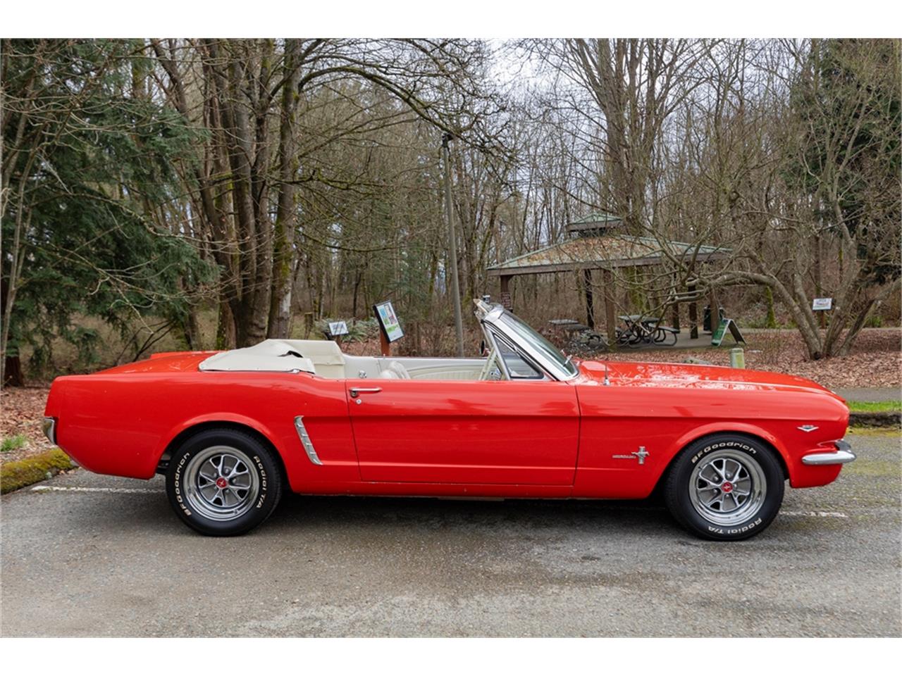 Ford-Mustang-1965-Poppy-Red-White-29