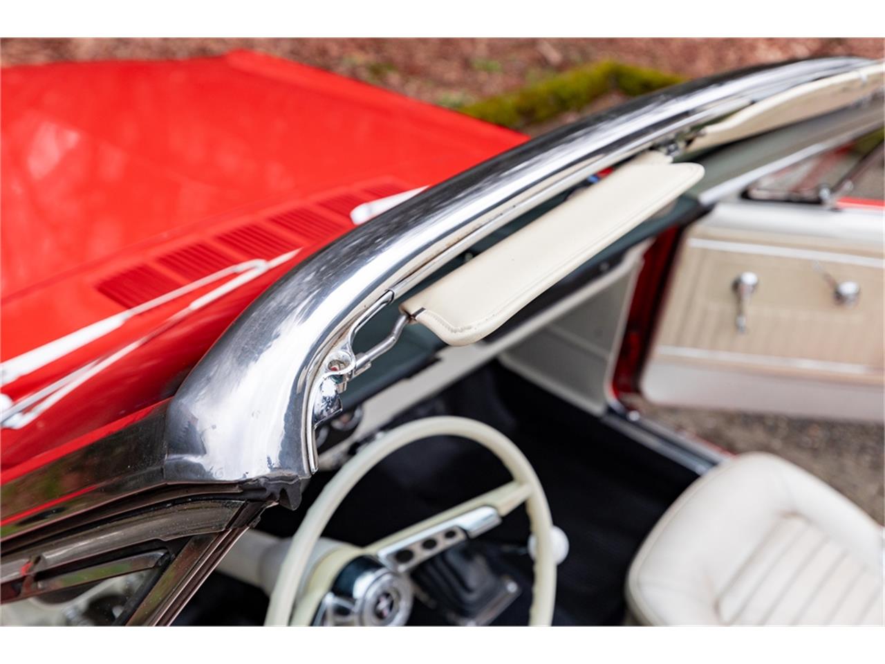 Ford-Mustang-1965-Poppy-Red-White-43