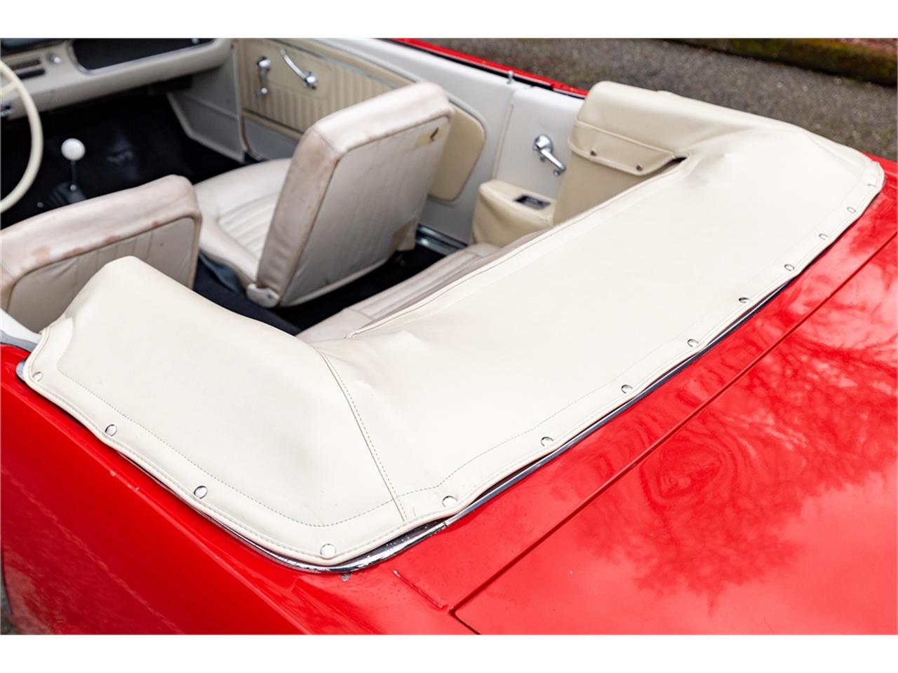 Ford-Mustang-1965-Poppy-Red-White-48