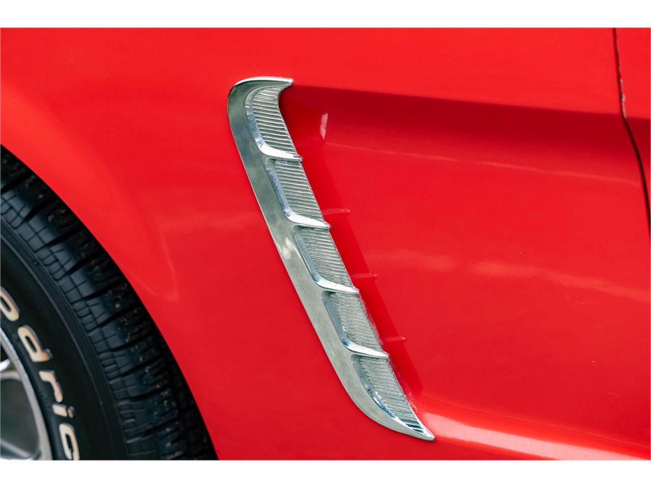Ford-Mustang-1965-Poppy-Red-White-55