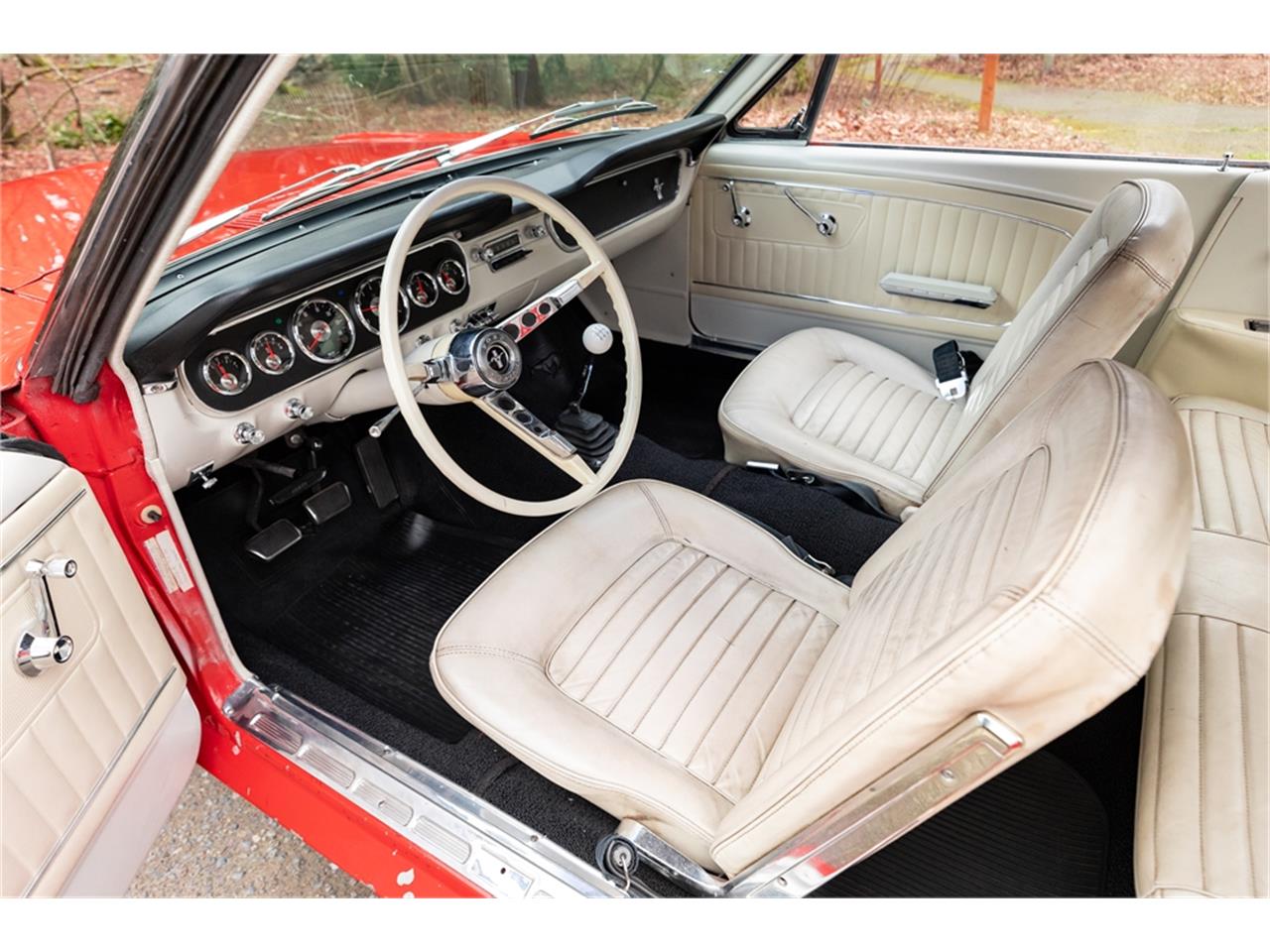 Ford-Mustang-1965-Poppy-Red-White-63