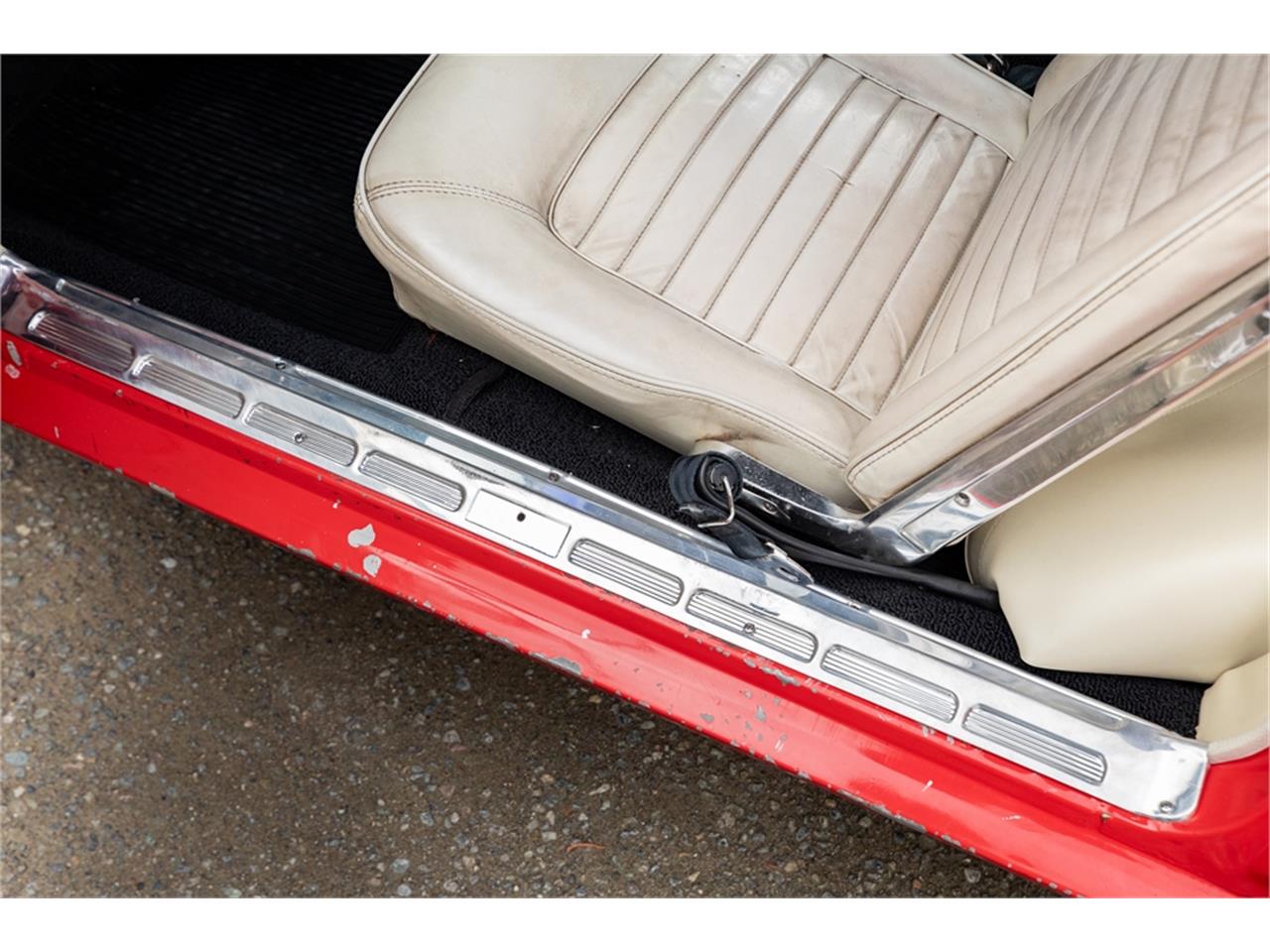 Ford-Mustang-1965-Poppy-Red-White-64