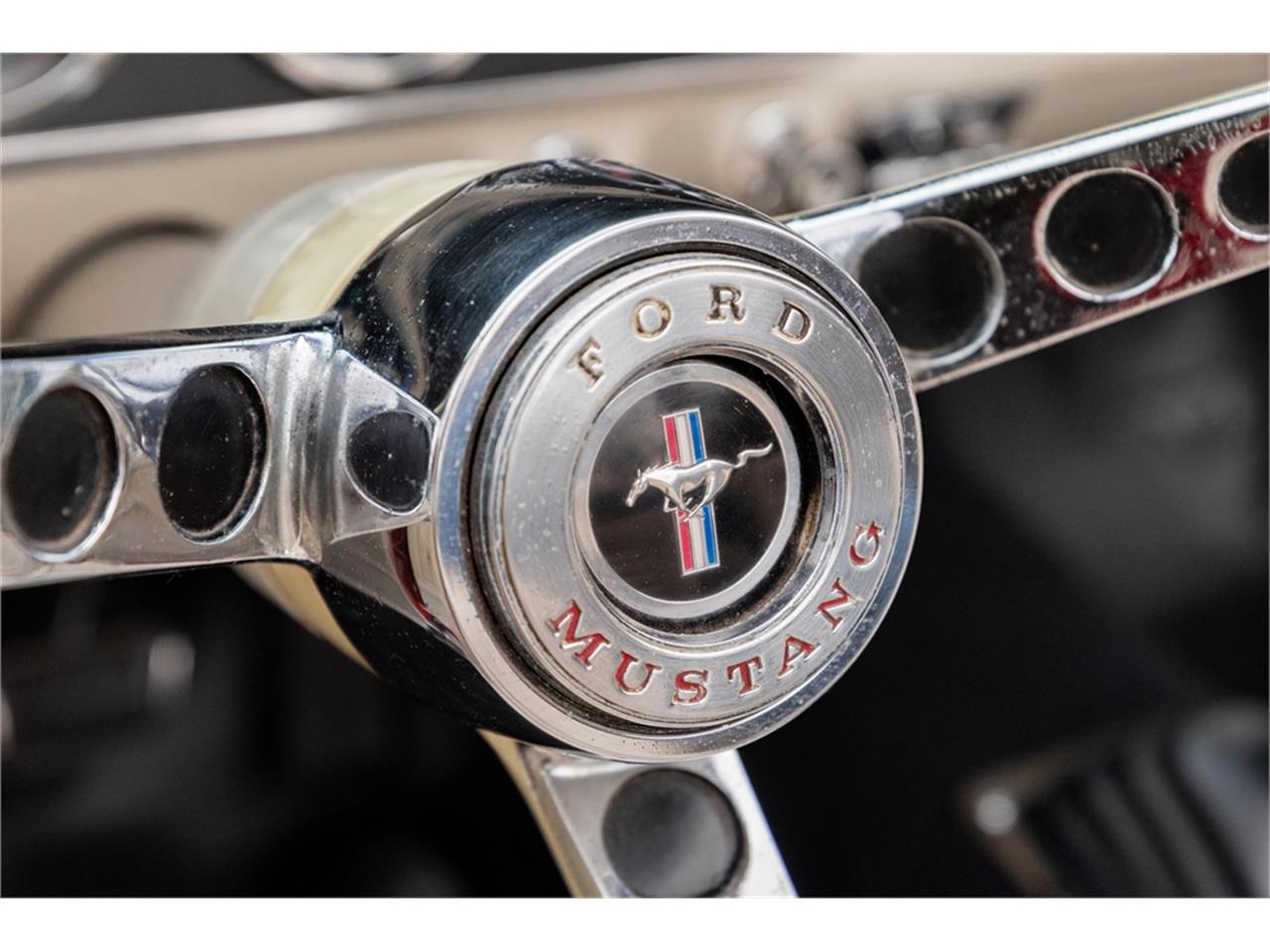 Ford-Mustang-1965-Poppy-Red-White-70