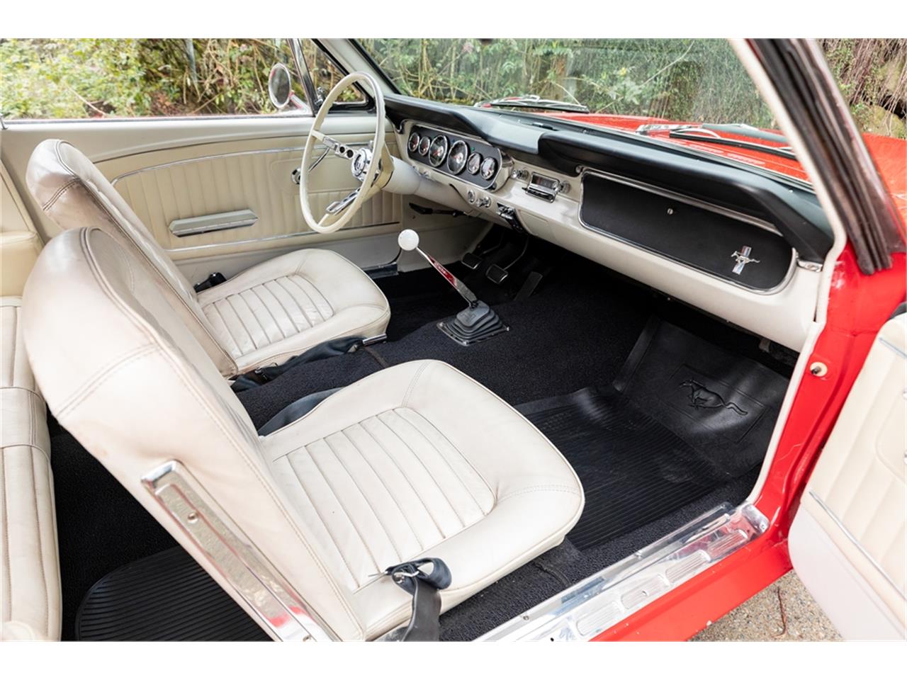 Ford-Mustang-1965-Poppy-Red-White-79