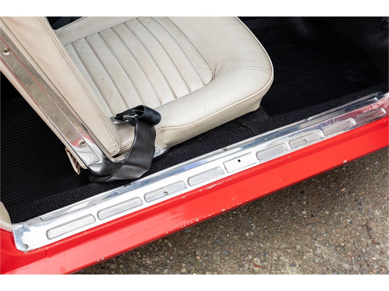 Ford-Mustang-1965-Poppy-Red-White-80