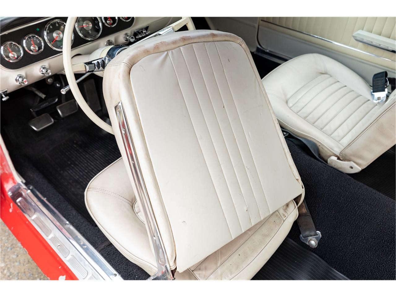 Ford-Mustang-1965-Poppy-Red-White-82