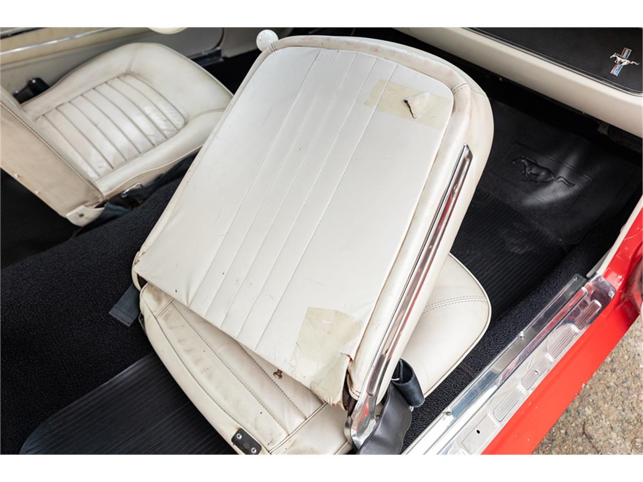 Ford-Mustang-1965-Poppy-Red-White-84