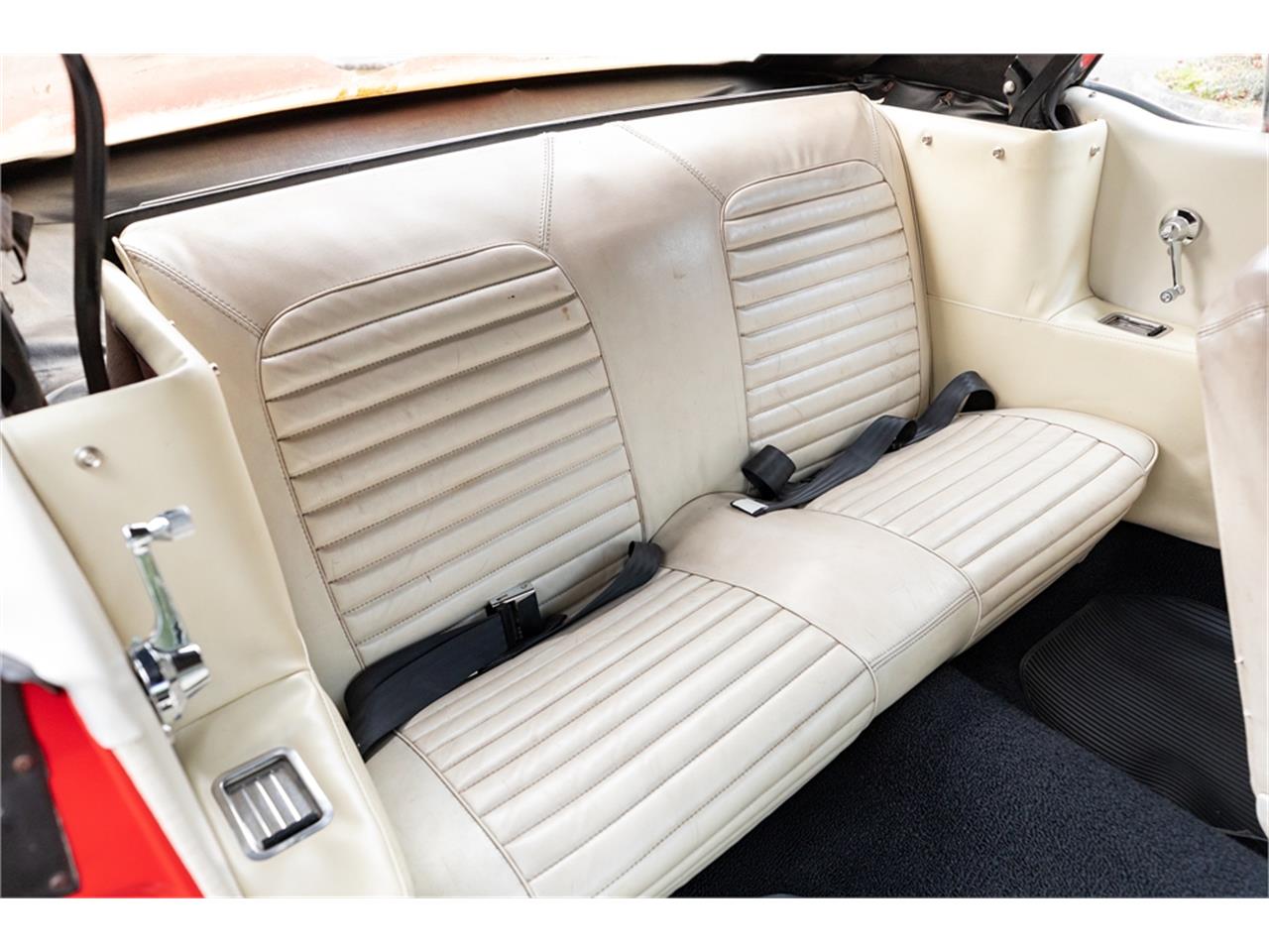 Ford-Mustang-1965-Poppy-Red-White-85