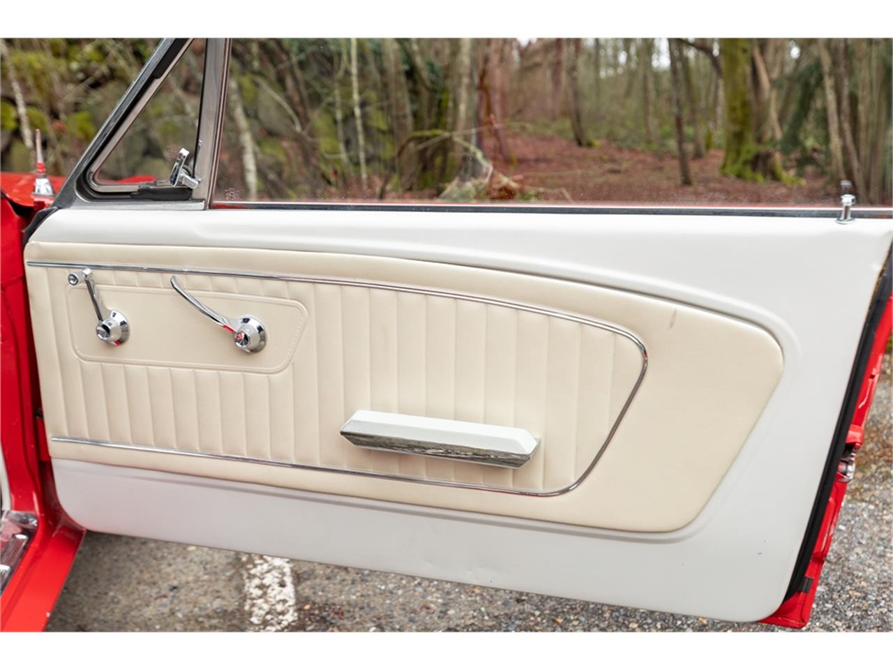 Ford-Mustang-1965-Poppy-Red-White-88