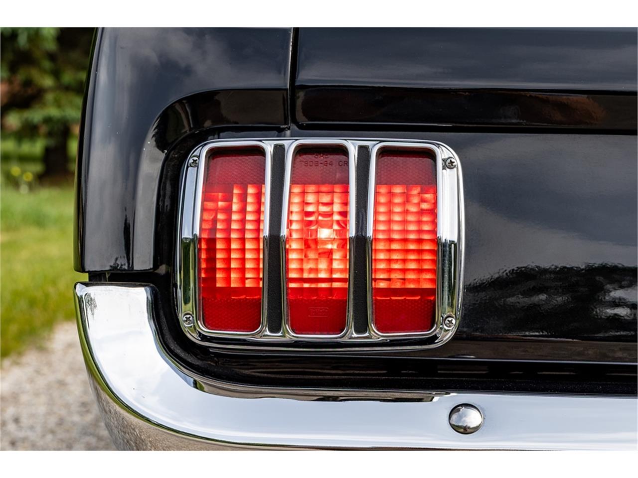 Ford-Mustang-1965-Raven-Black-Red-10