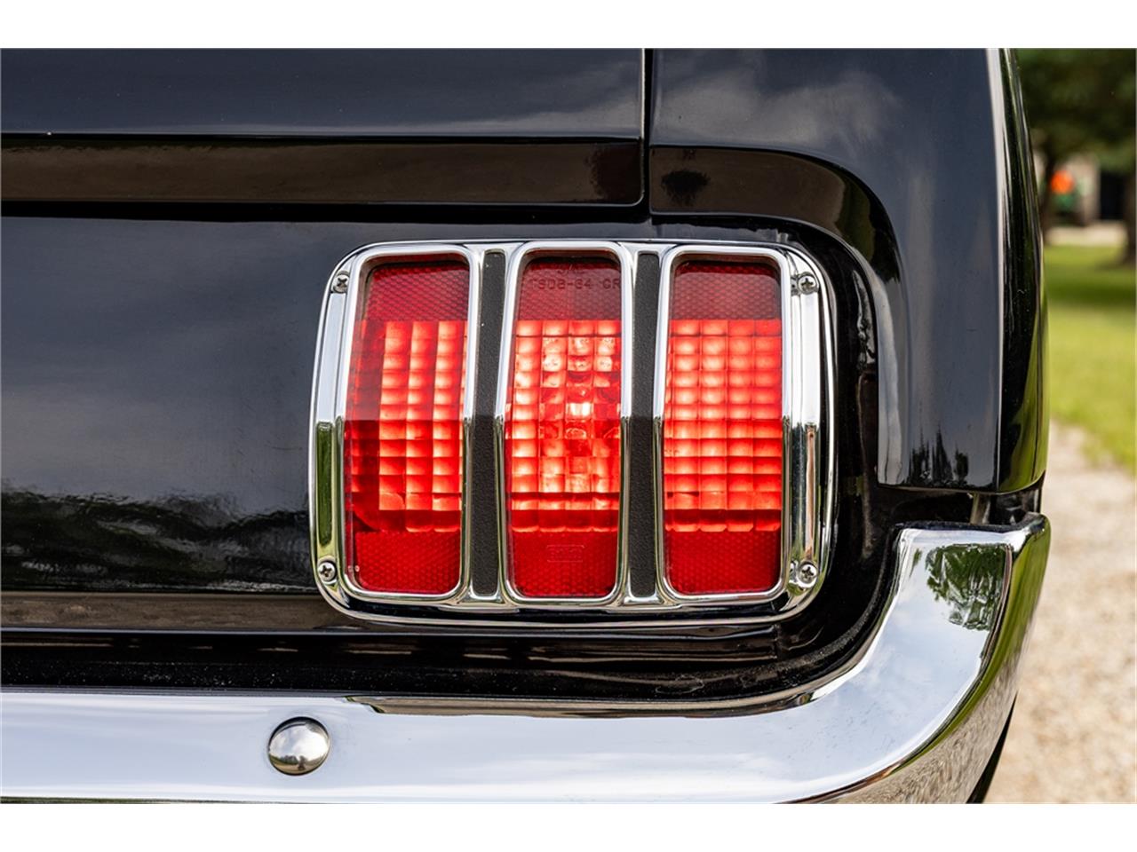Ford-Mustang-1965-Raven-Black-Red-11