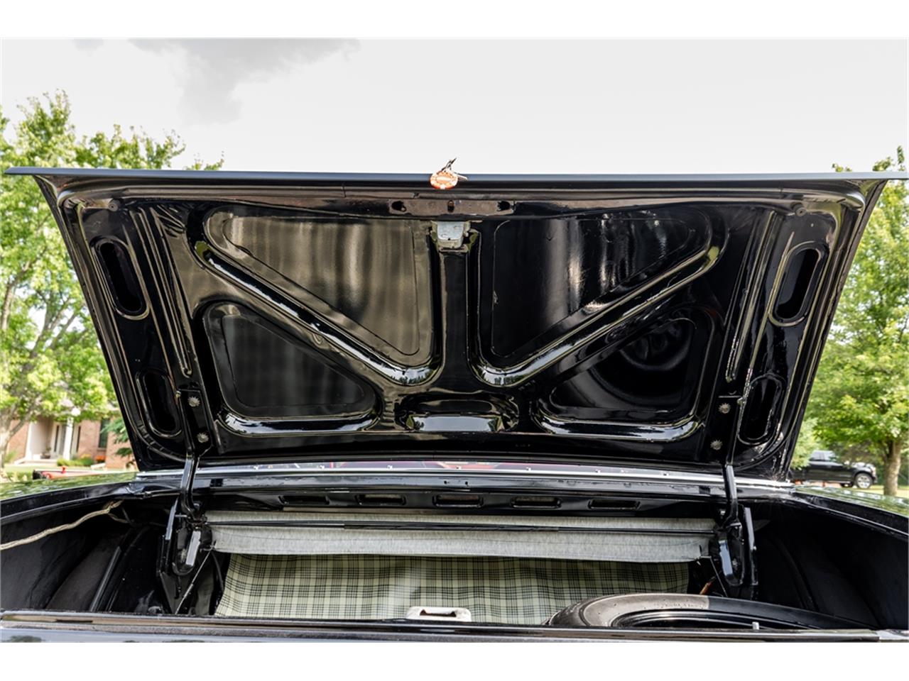 Ford-Mustang-1965-Raven-Black-Red-21