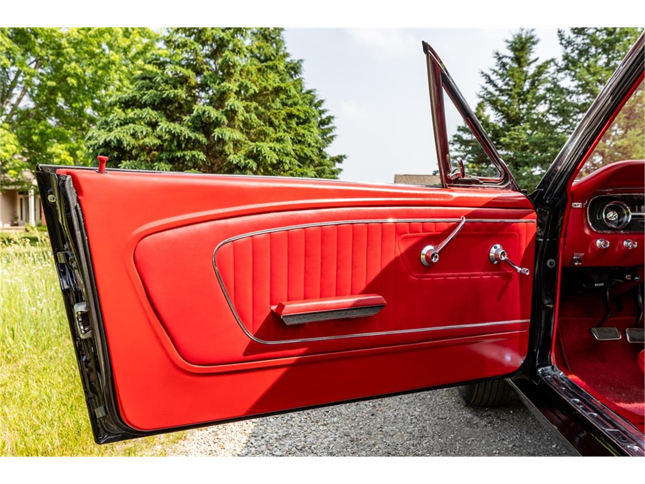 Ford-Mustang-1965-Raven-Black-Red-27