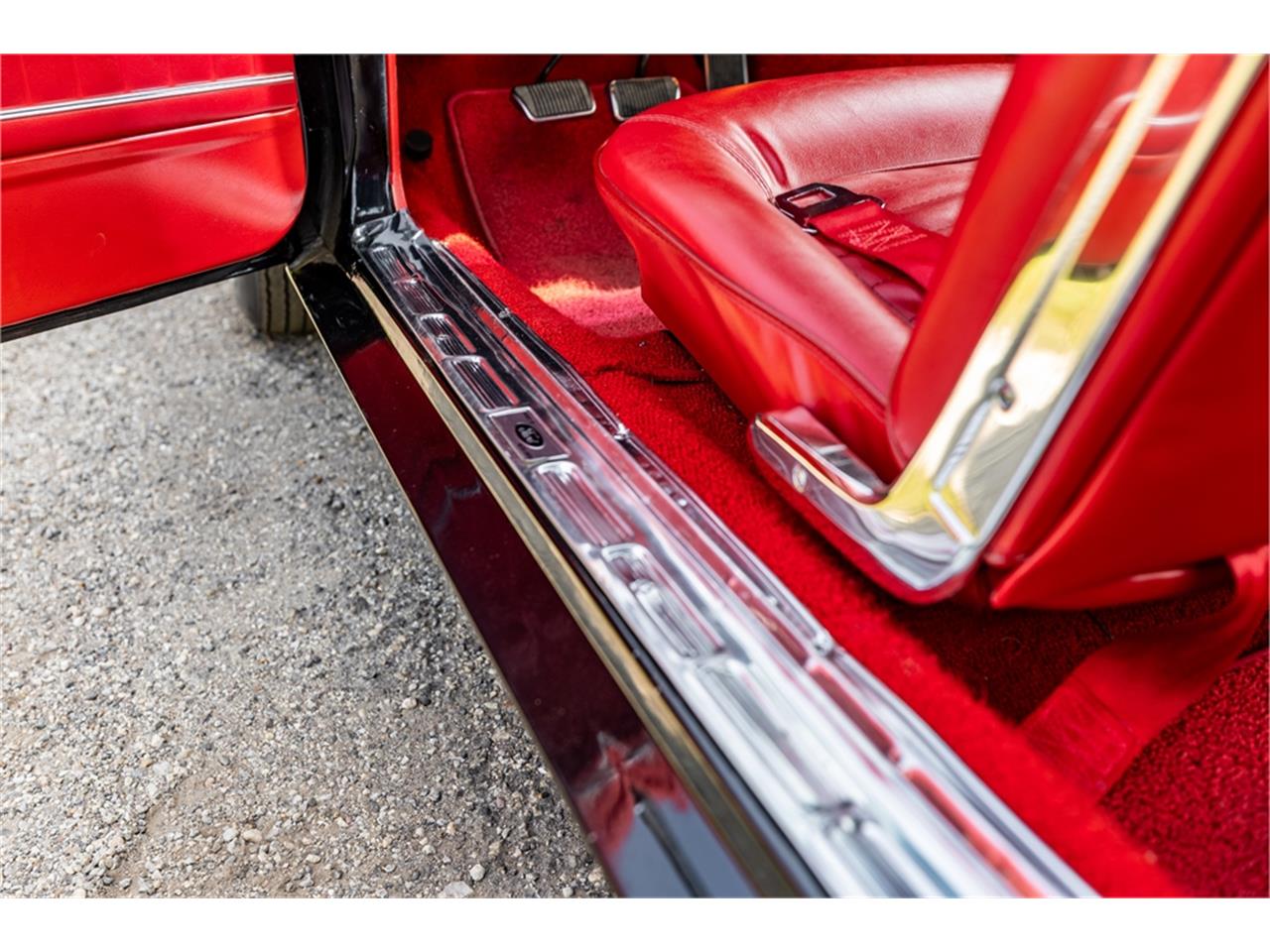 Ford-Mustang-1965-Raven-Black-Red-28