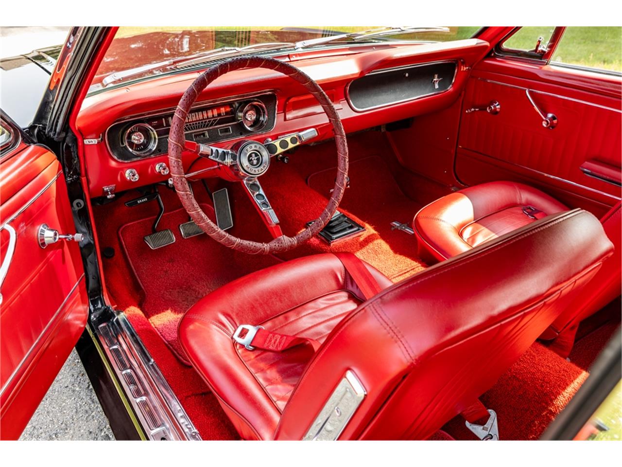 Ford-Mustang-1965-Raven-Black-Red-31