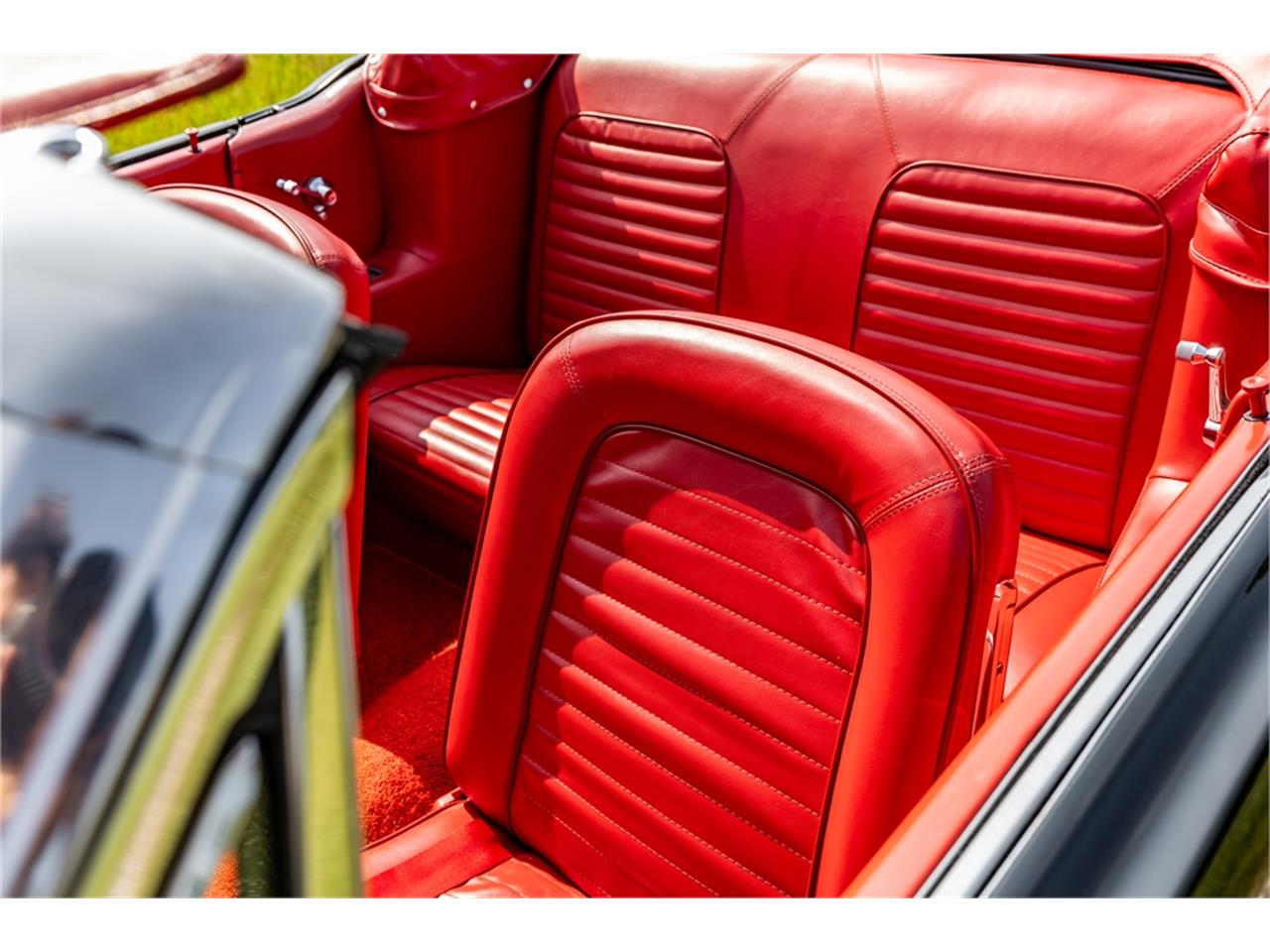 Ford-Mustang-1965-Raven-Black-Red-32