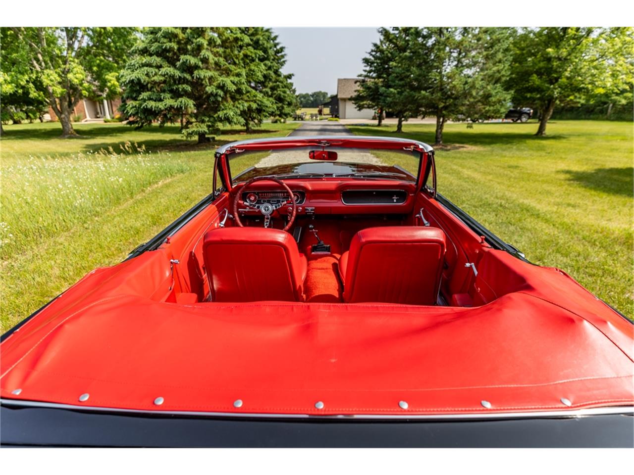 Ford-Mustang-1965-Raven-Black-Red-33
