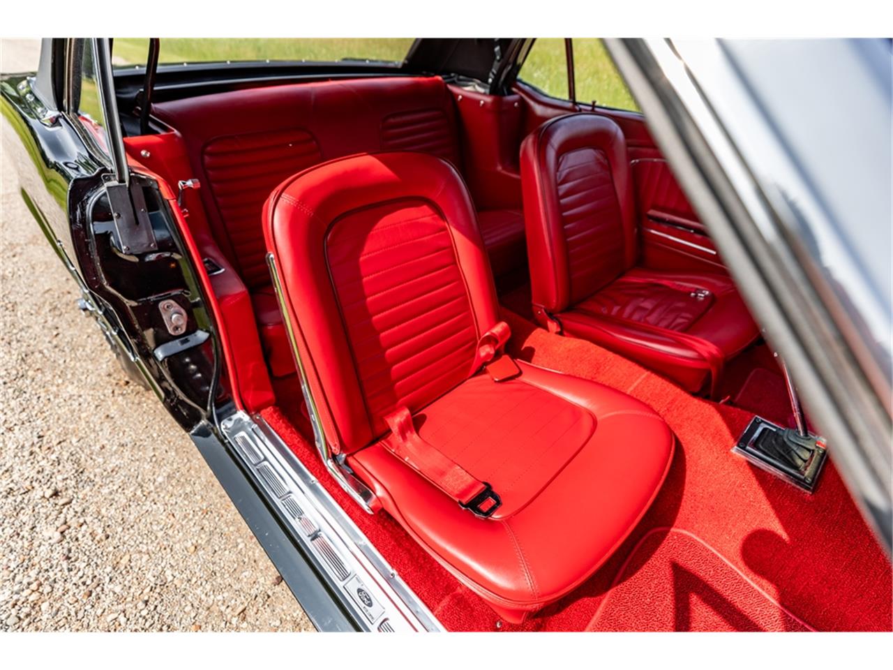 Ford-Mustang-1965-Raven-Black-Red-35