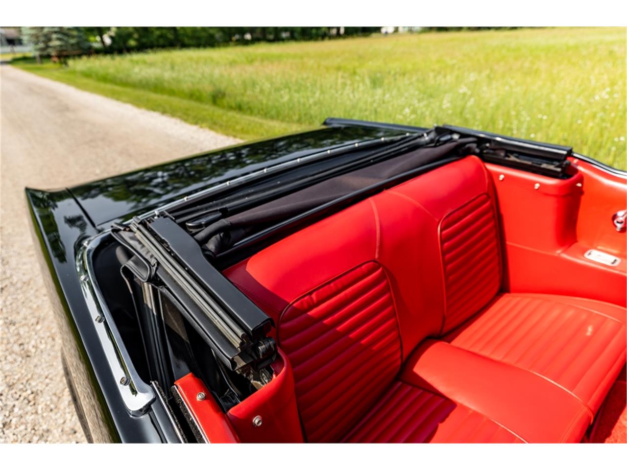 Ford-Mustang-1965-Raven-Black-Red-37