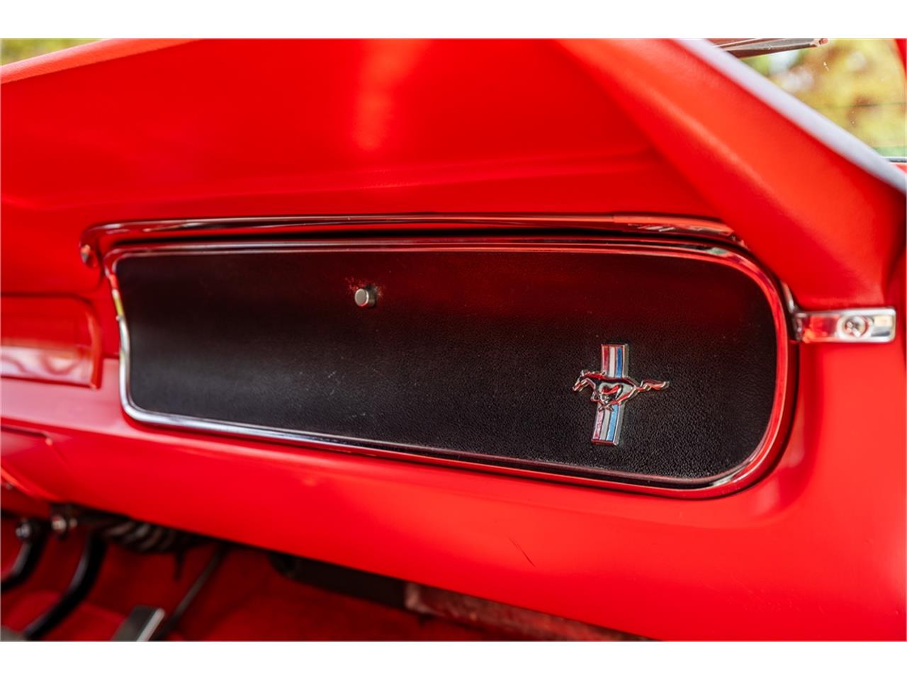 Ford-Mustang-1965-Raven-Black-Red-47