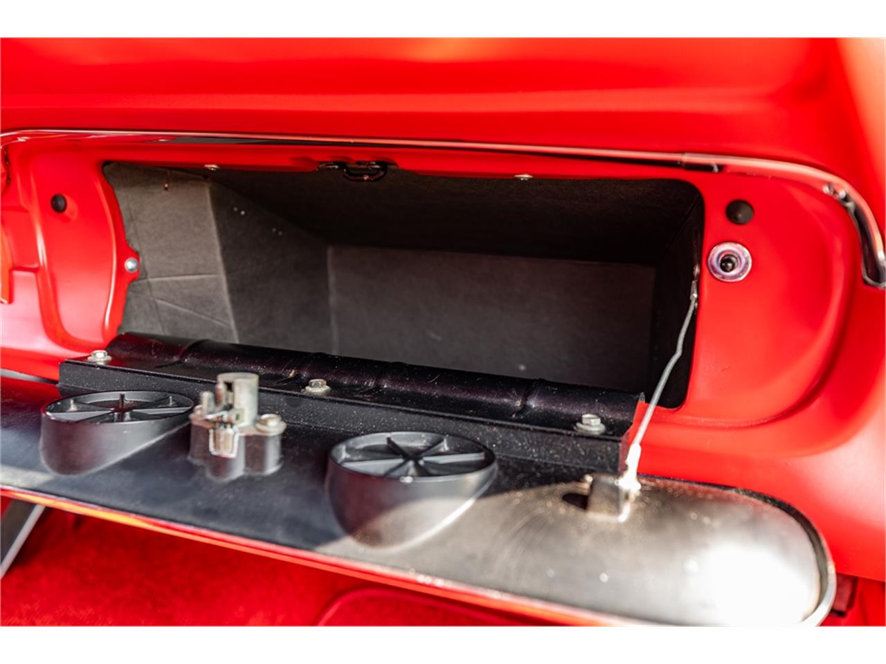 Ford-Mustang-1965-Raven-Black-Red-48
