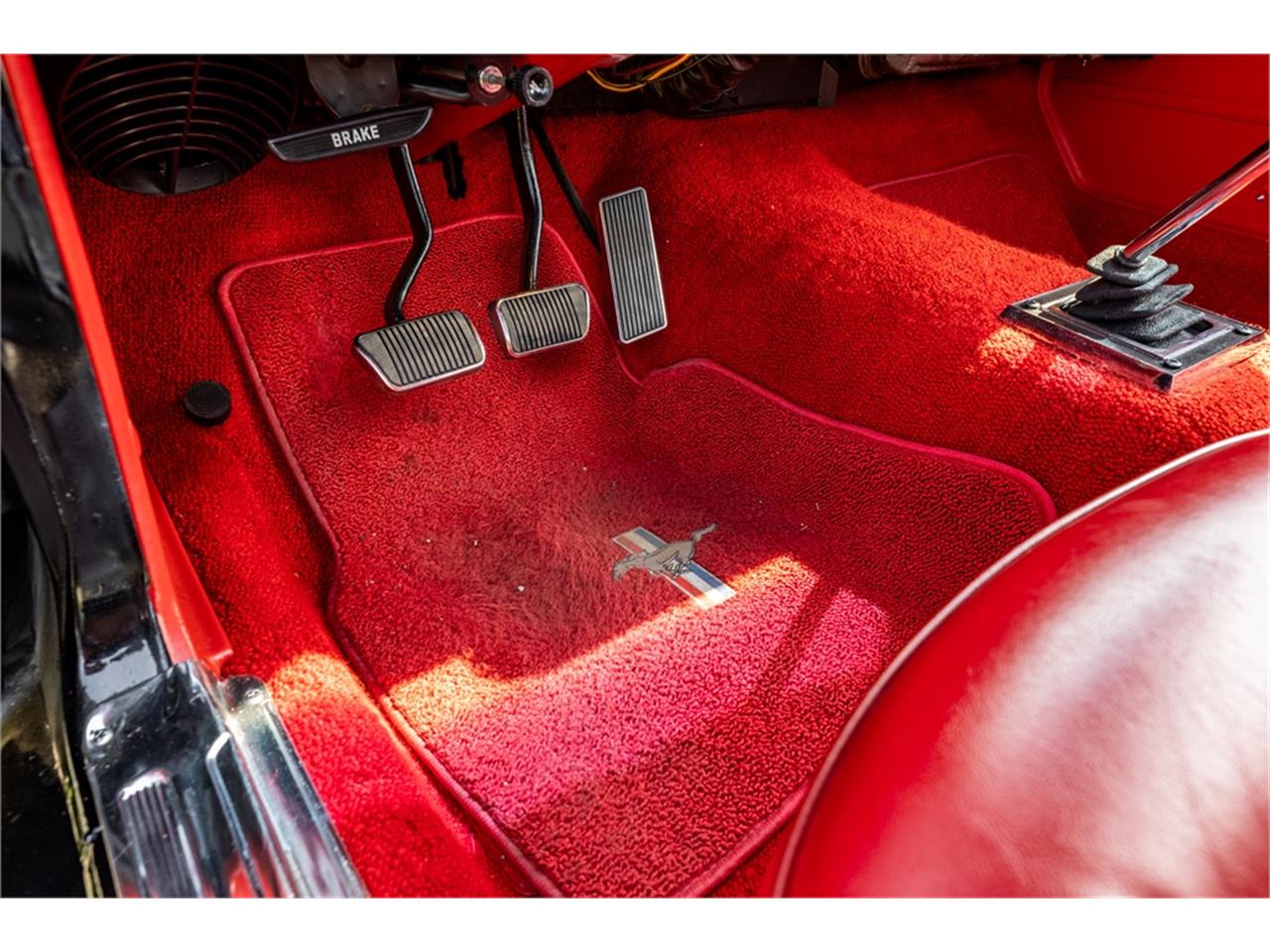 Ford-Mustang-1965-Raven-Black-Red-50