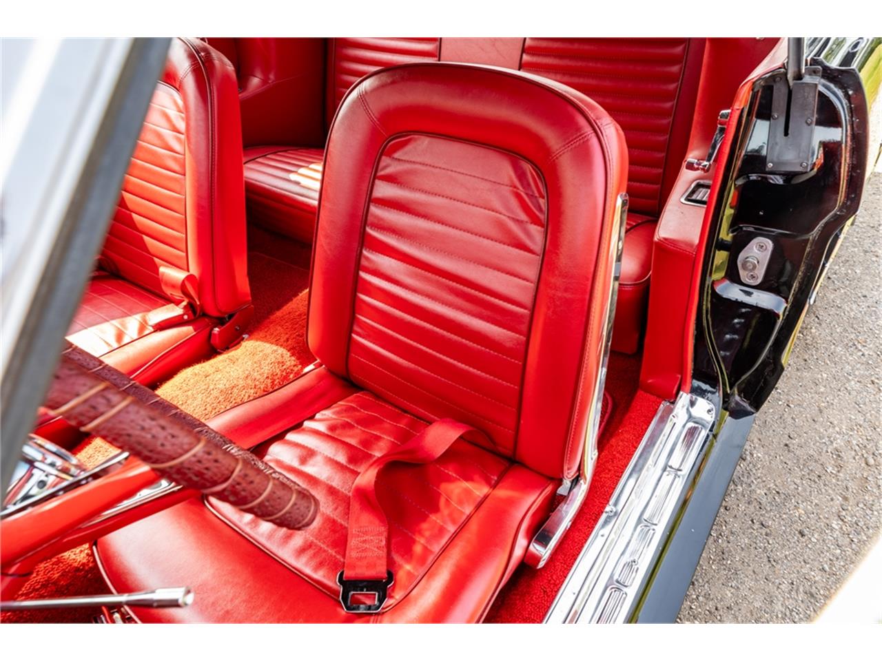 Ford-Mustang-1965-Raven-Black-Red-59