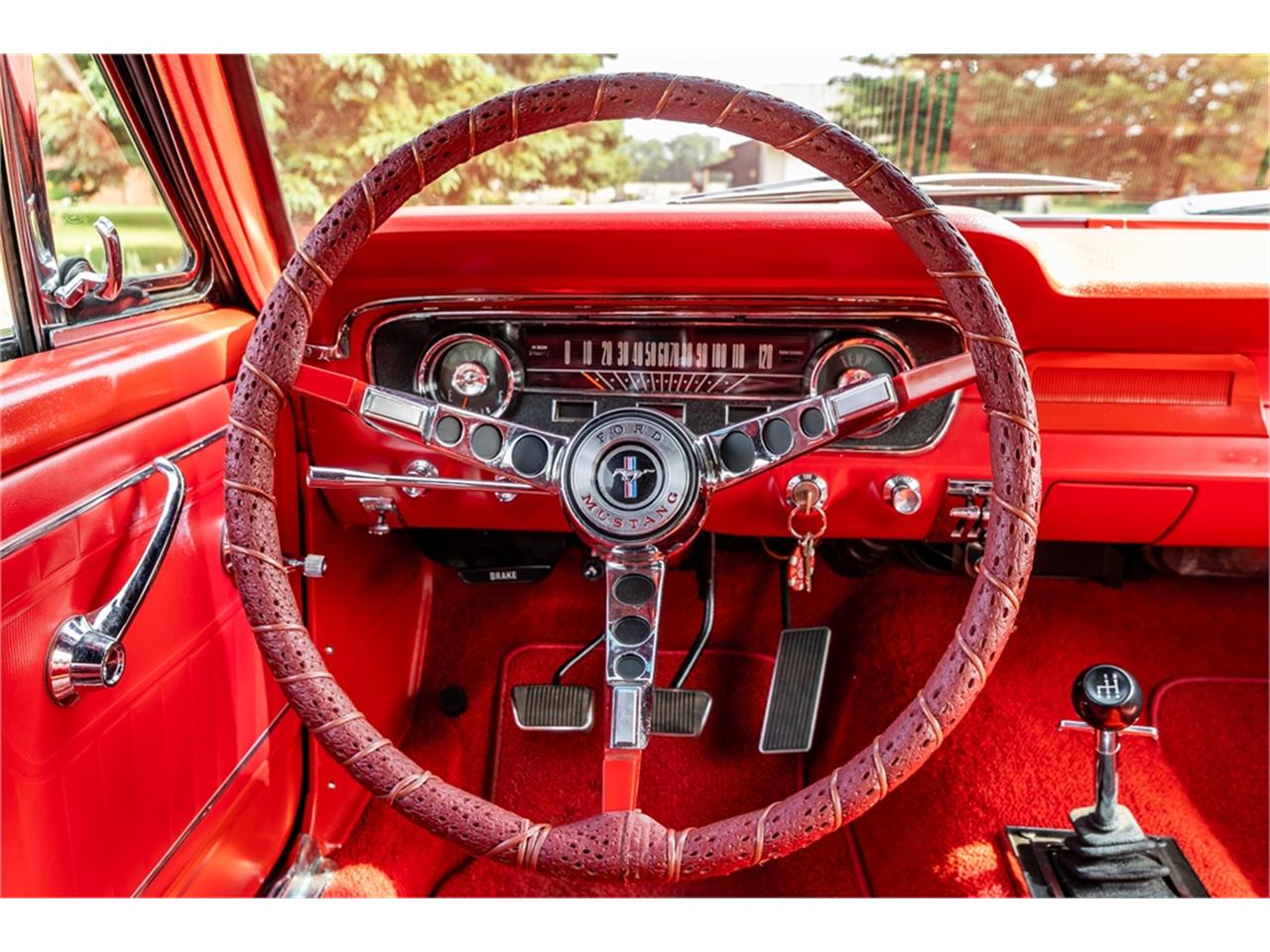 Ford-Mustang-1965-Raven-Black-Red-60