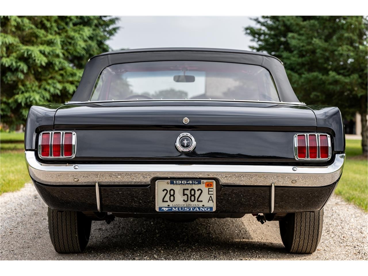 Ford-Mustang-1965-Raven-Black-Red-66