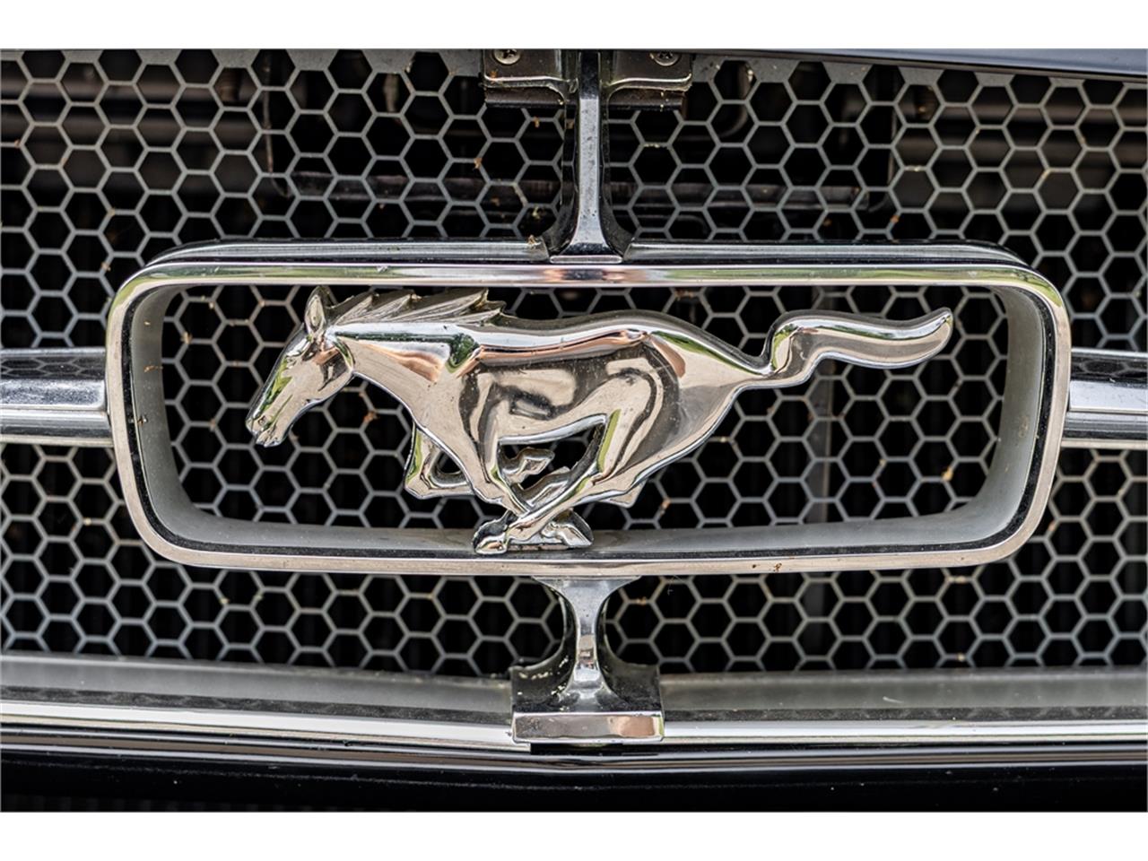 Ford-Mustang-1965-Raven-Black-Red-7