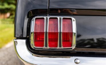 Ford-Mustang-1965-Raven-Black-Red-8