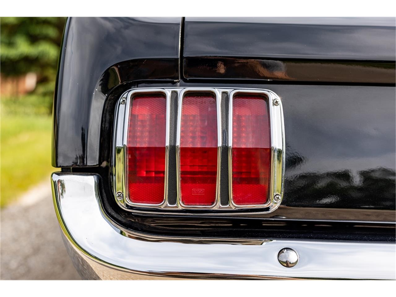 Ford-Mustang-1965-Raven-Black-Red-8