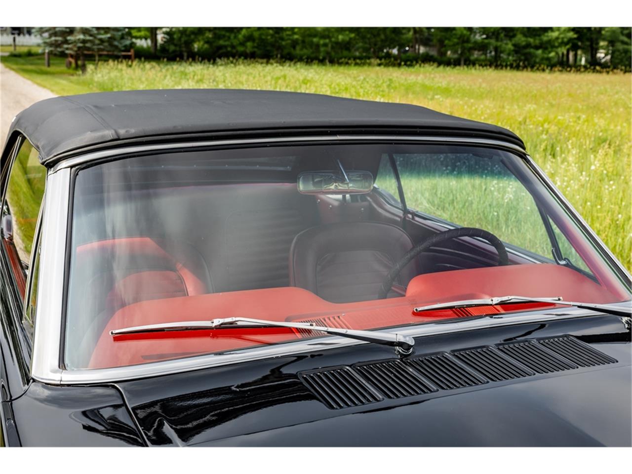Ford-Mustang-1965-Raven-Black-Red-90