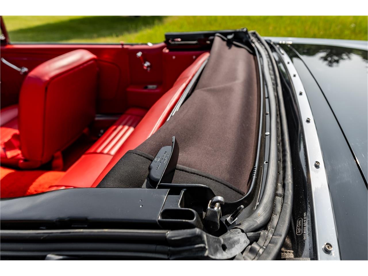 Ford-Mustang-1965-Raven-Black-Red-91