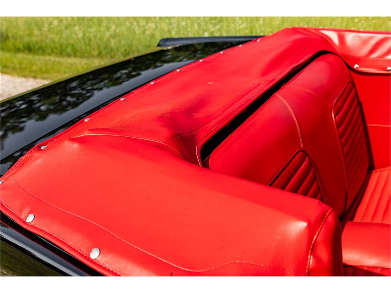 Ford-Mustang-1965-Raven-Black-Red-92