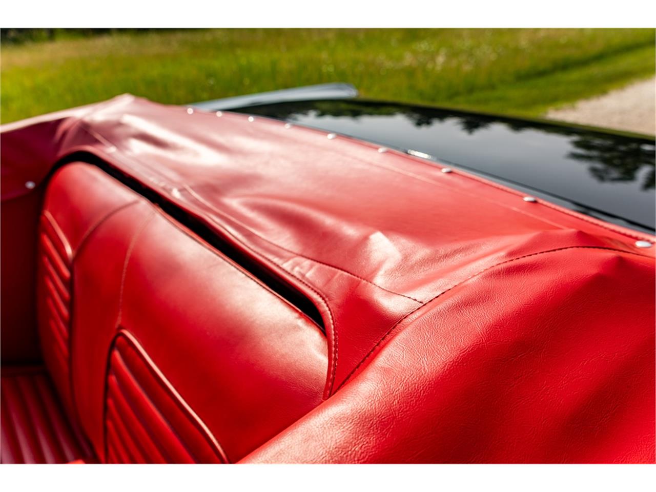 Ford-Mustang-1965-Raven-Black-Red-93
