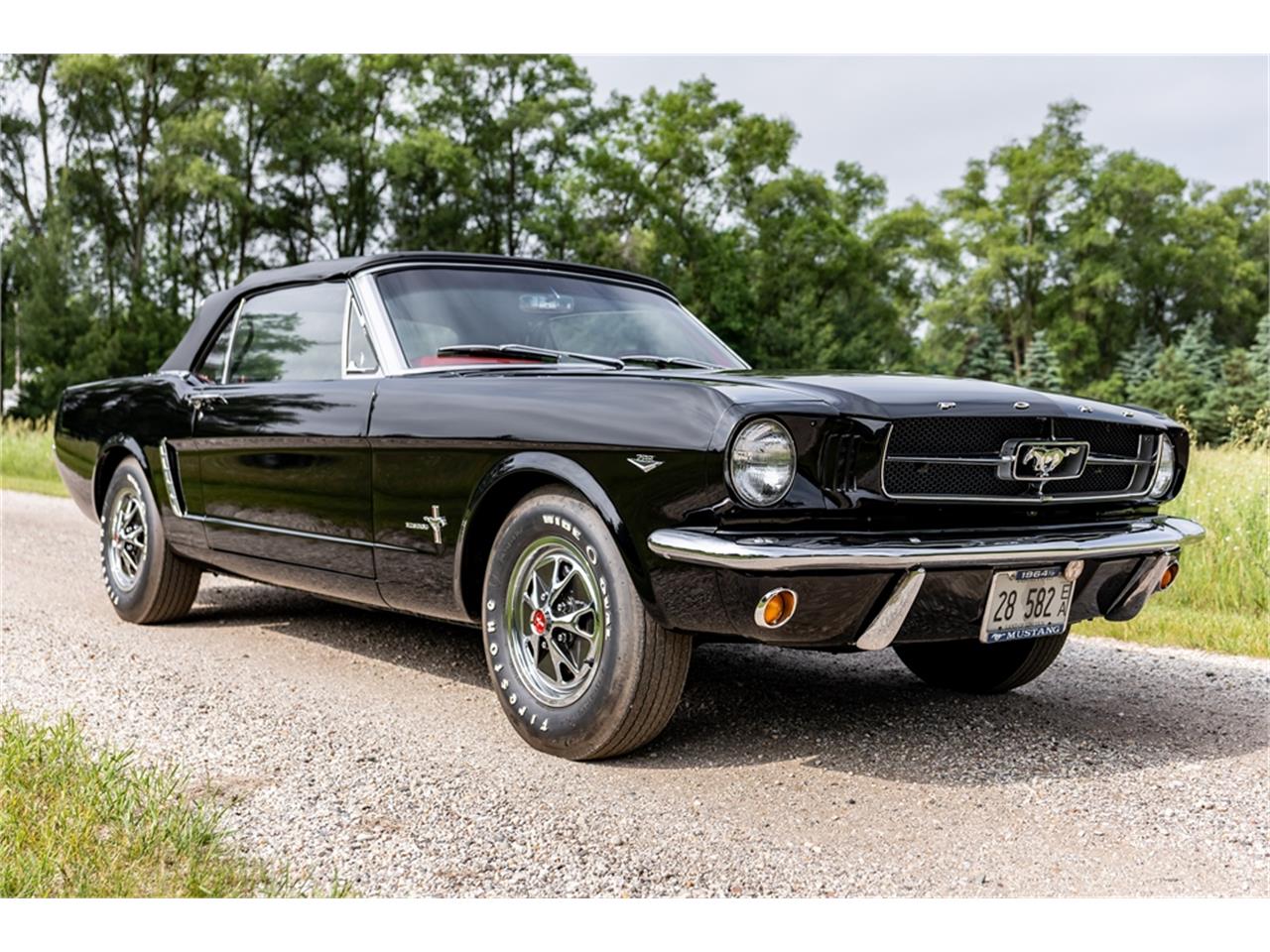 Ford-Mustang-1965-Raven-Black-Red