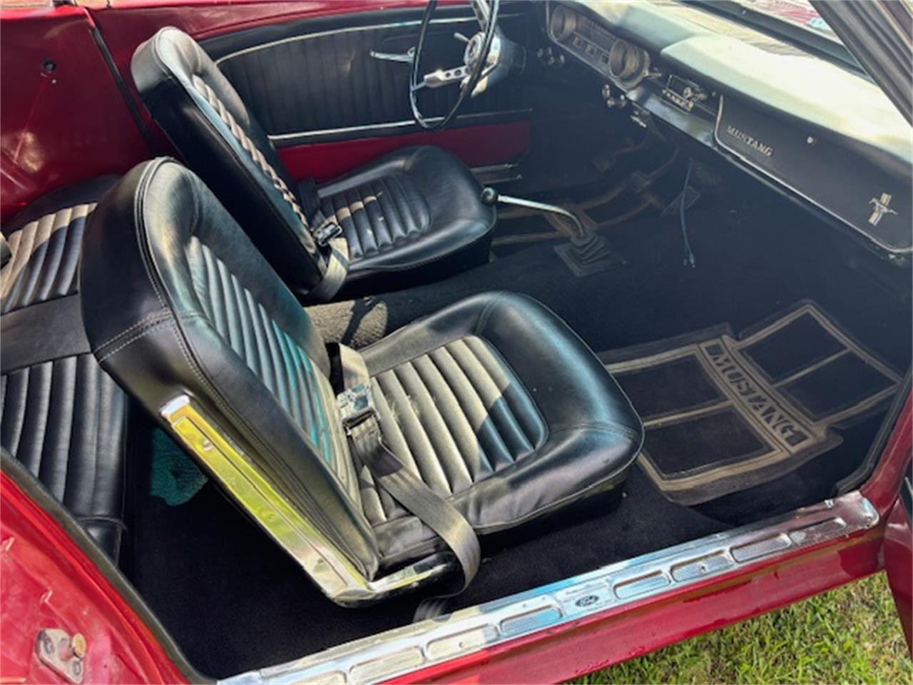 Ford-Mustang-1965-Red-Black-1