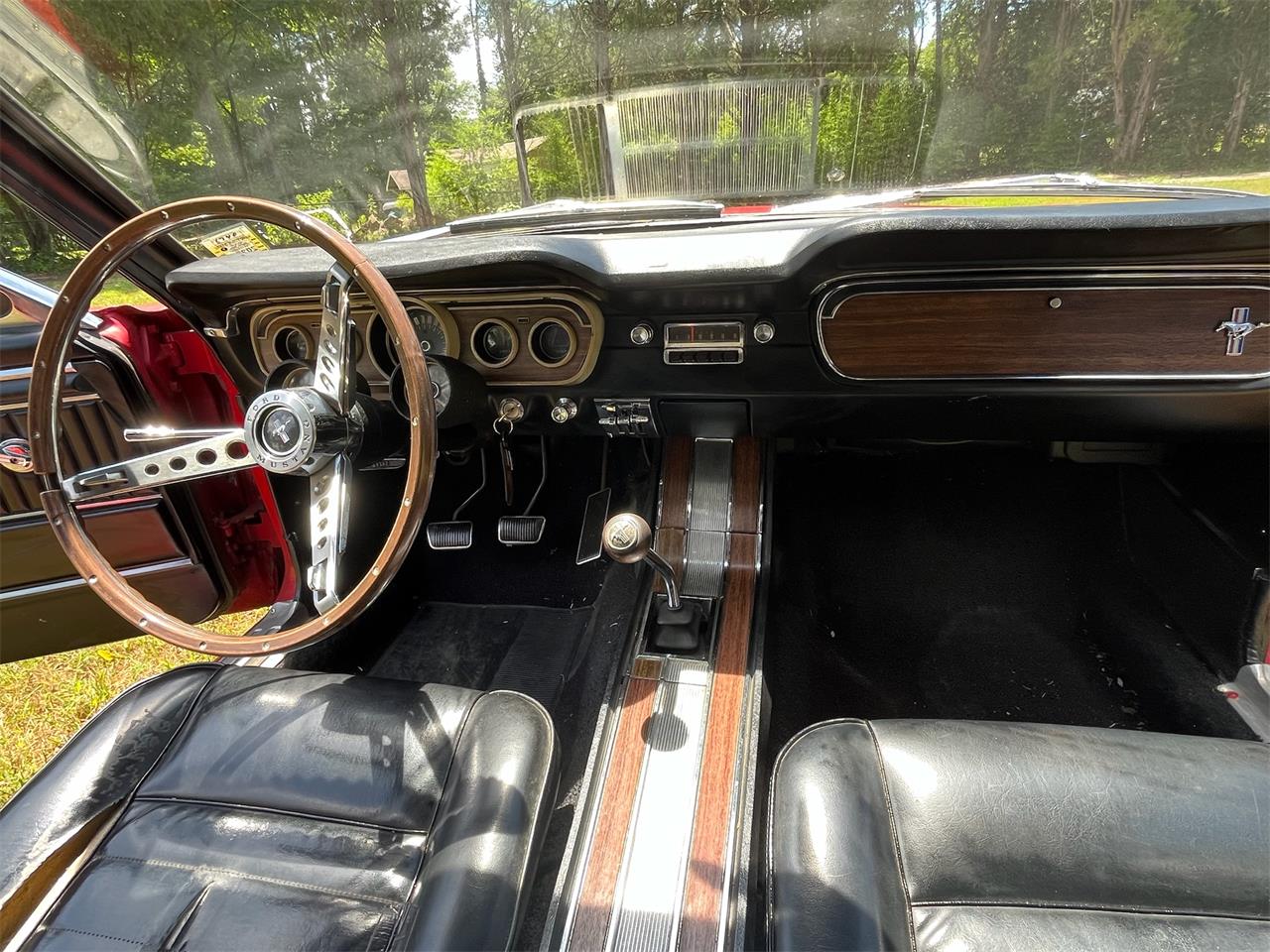 Ford-Mustang-1965-Red-Pony-Package-Black-2