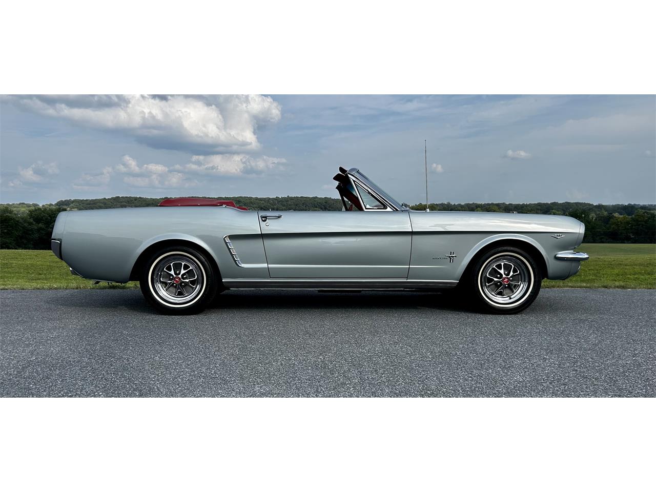 Ford-Mustang-1965-Silver-Smoke-Red-1