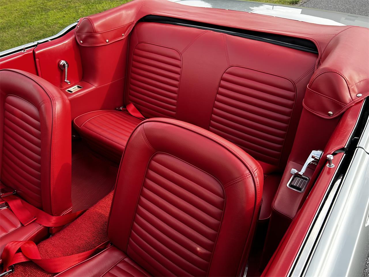 Ford-Mustang-1965-Silver-Smoke-Red-13