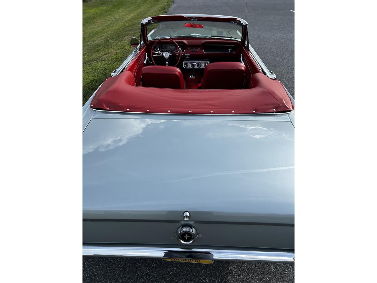 Ford-Mustang-1965-Silver-Smoke-Red-2