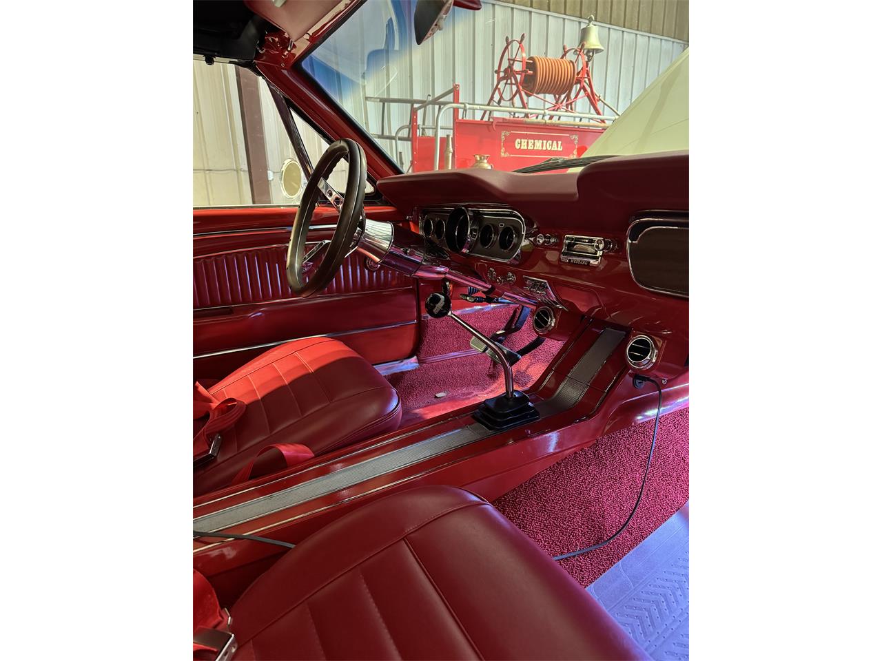 Ford-Mustang-1965-White-Red-11