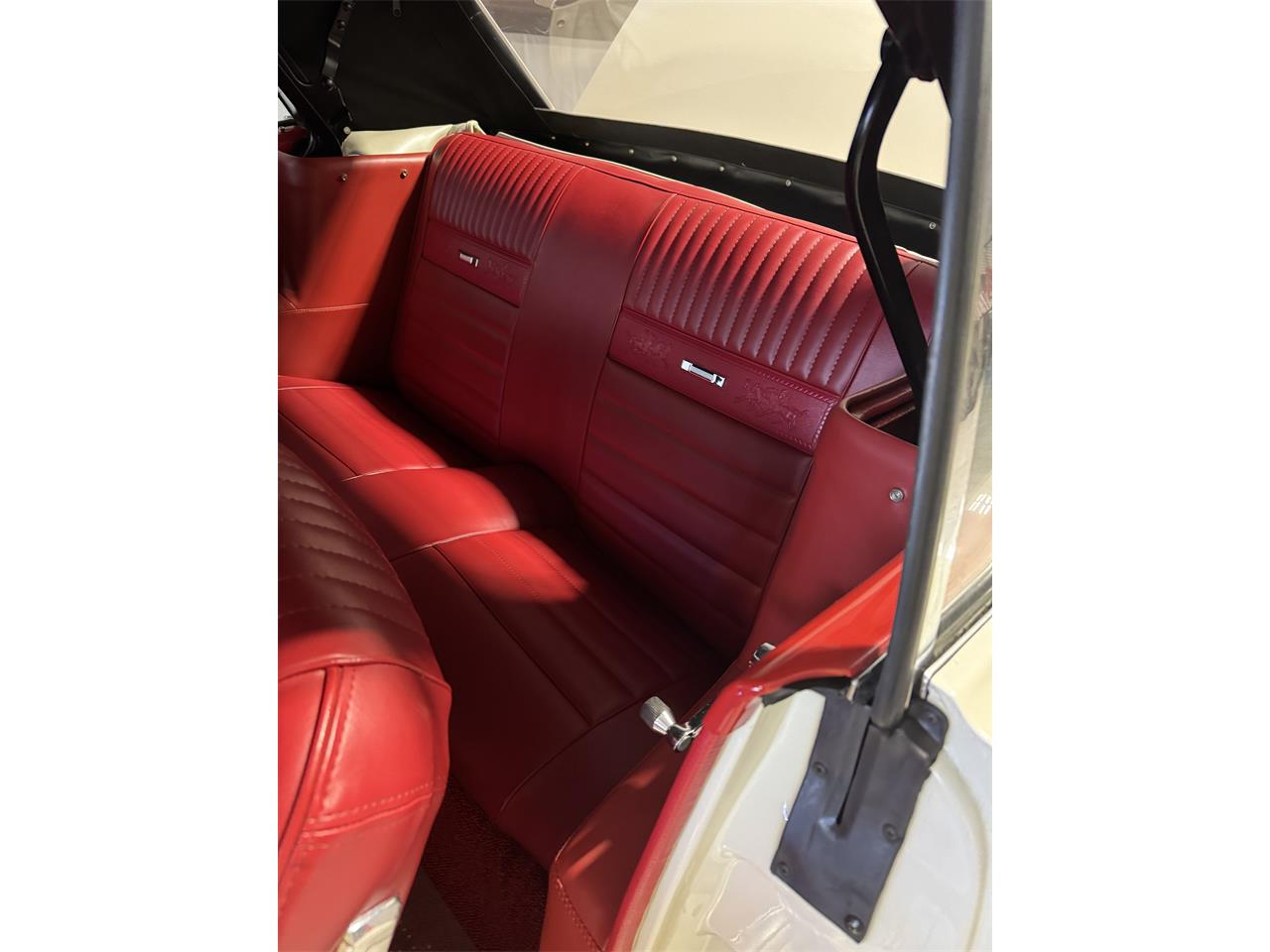 Ford-Mustang-1965-White-Red-13