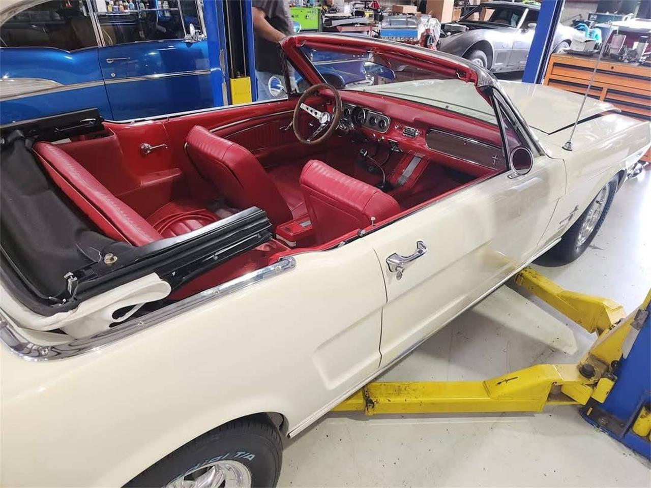 Ford-Mustang-1965-White-Red-18
