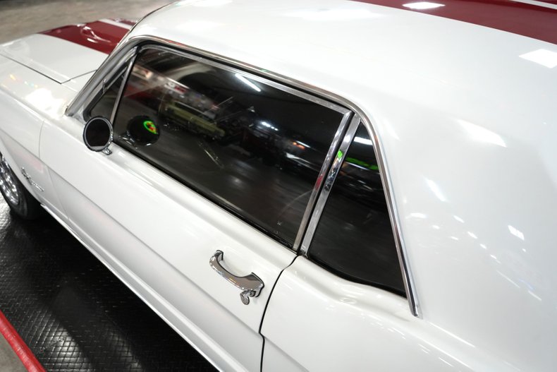 Ford-Mustang-1965-White-Red-33